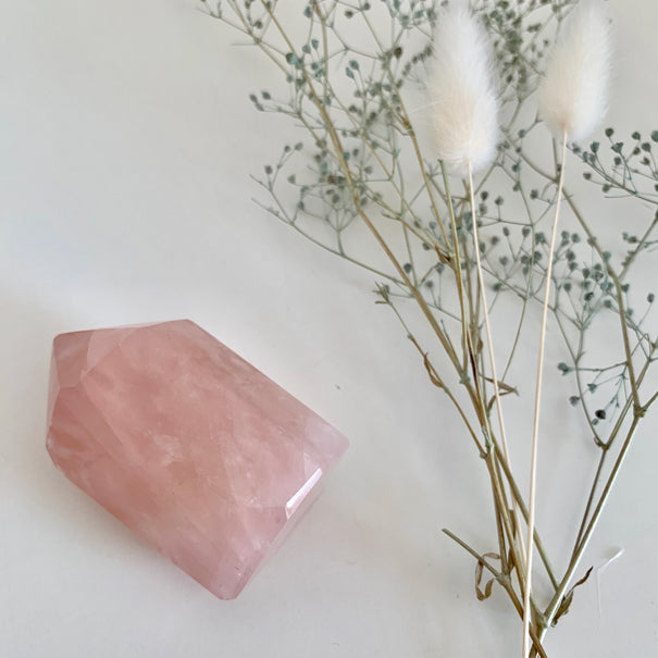 ローズクォーツ(rose quartz)ポイント -対応チャクラ:第4(ハートチャクラ)-