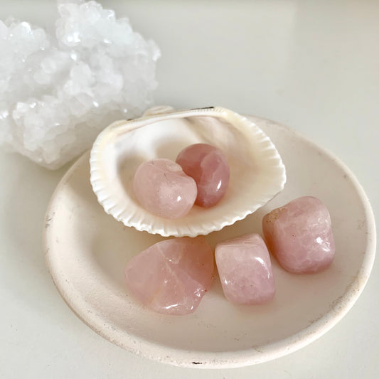 ローズクォーツ（rose quartz）タンブル [第４チャクラ（ハートチャクラ）]